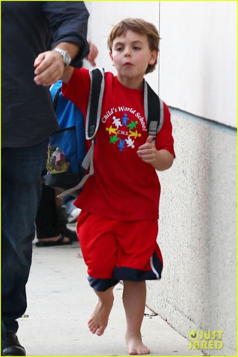 Спирс забрала сыновей с вечеринки. Фото