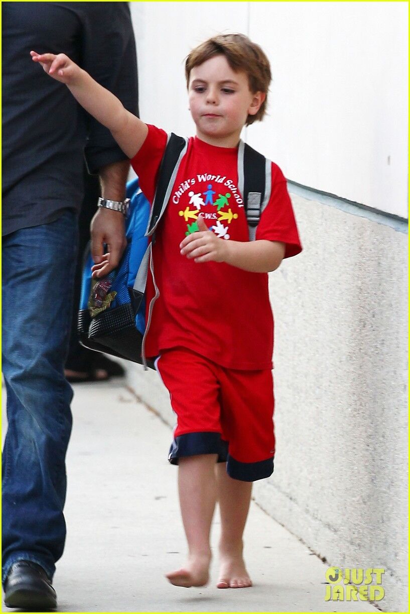 Спирс забрала сыновей с вечеринки. Фото