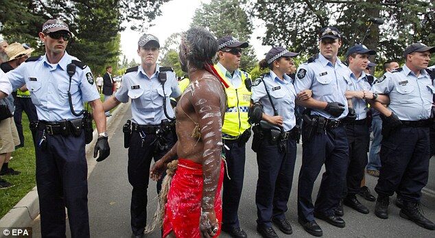 Аборигени замкнули прем'єра Австралії в ресторані. Додано фото, відео