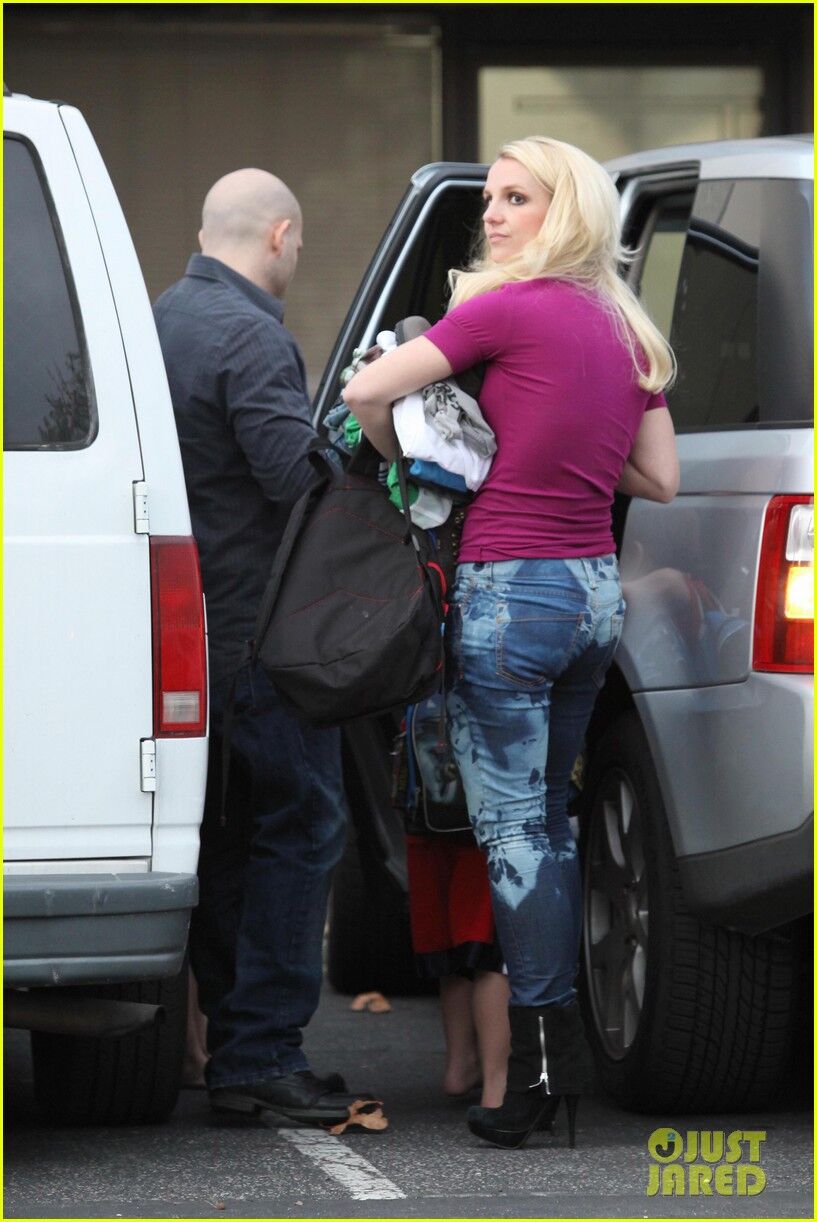 Спирс забрала сыновей с вечеринки. Фото