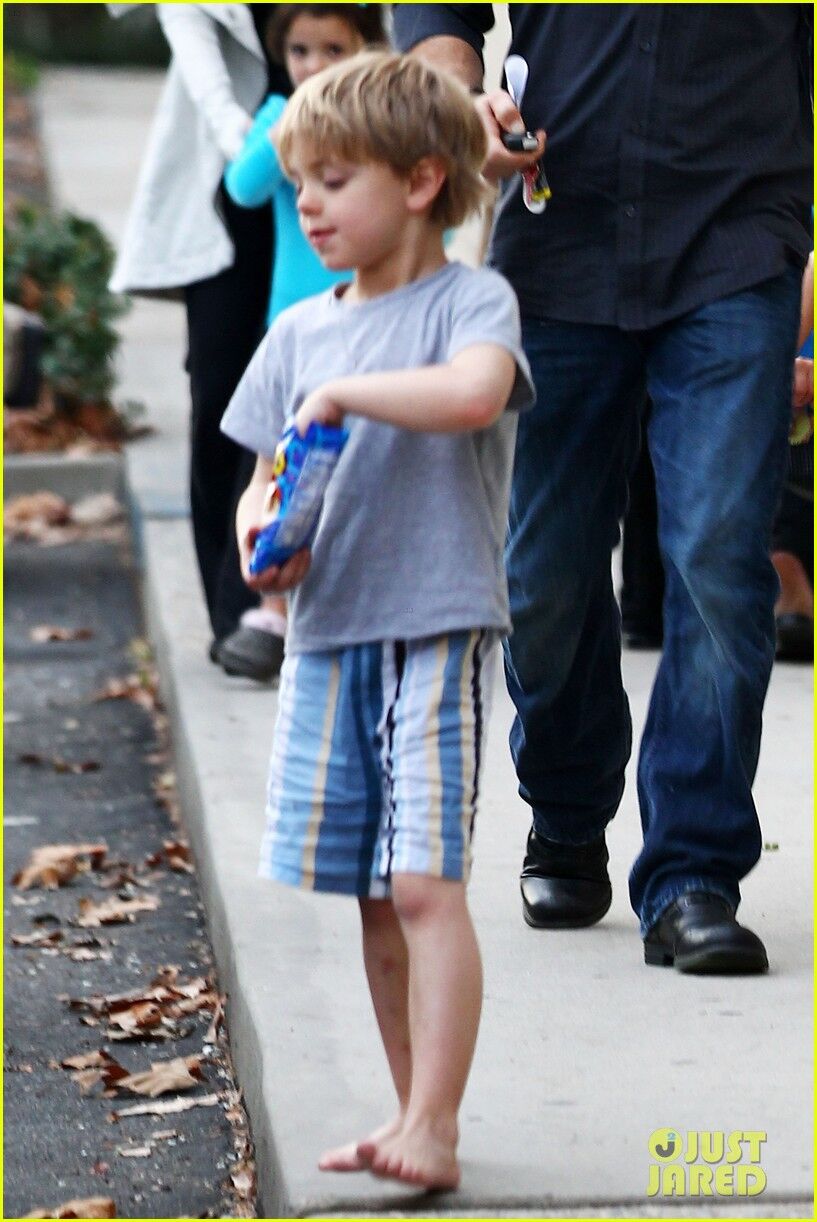 Спирс забрала сыновей с вечеринки. Фото