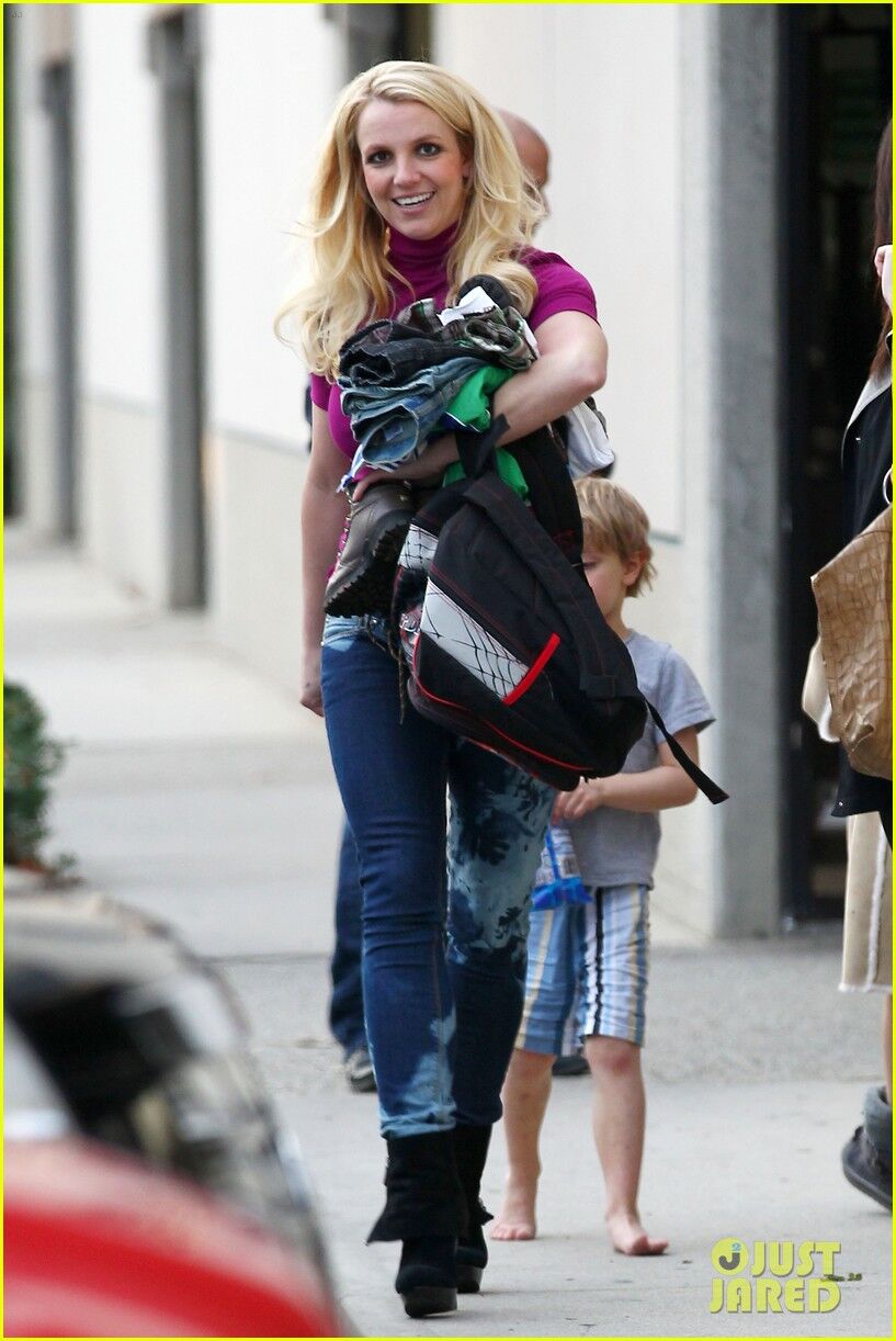 Спирс забрала сыновей с вечеринки. Фото