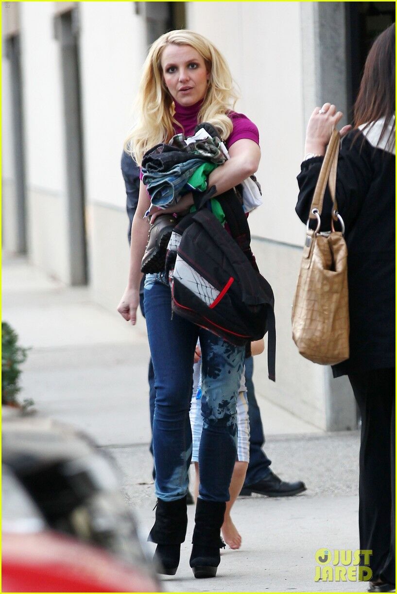 Спирс забрала сыновей с вечеринки. Фото