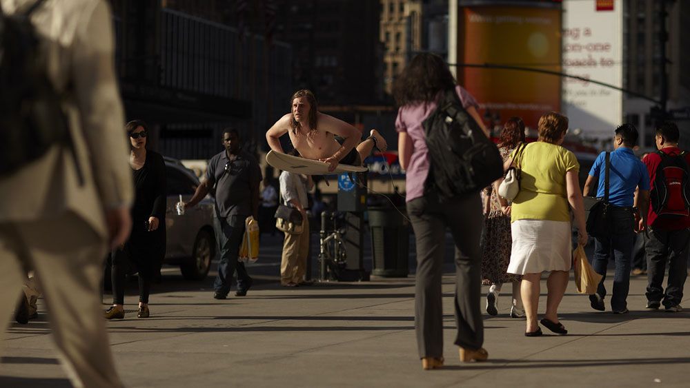 Заблудившийся серфер на улицах Нью-Йорка