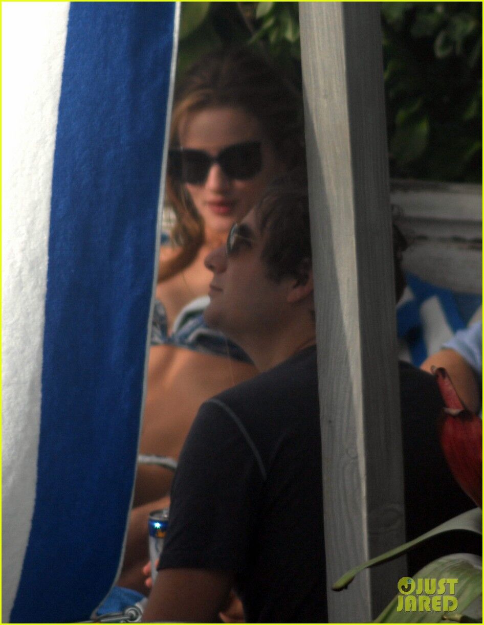 Хантингтон-Уайтли щеголяет в новом купальнике