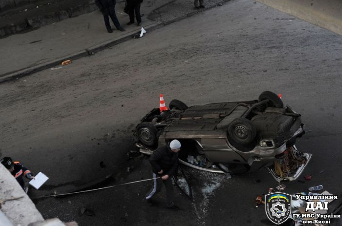 ДТП в Киеве: Lanos свалился на полном ходу с Южного моста. Фото