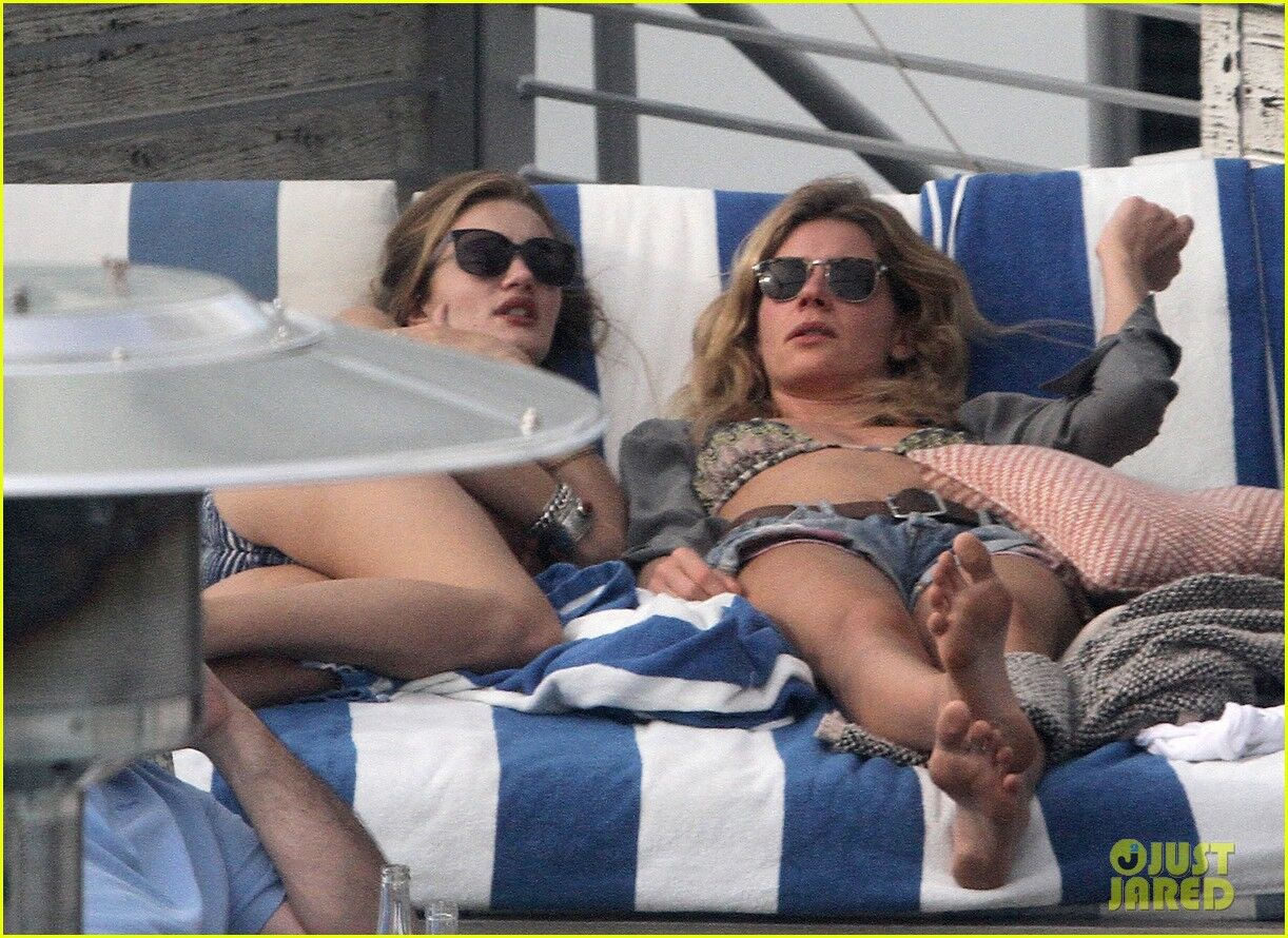 Хантингтон-Уайтли щеголяет в новом купальнике