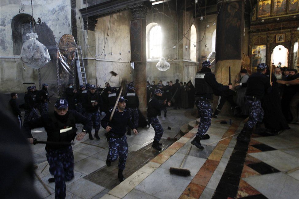 Священики зі швабрами влаштували бійку у храмі