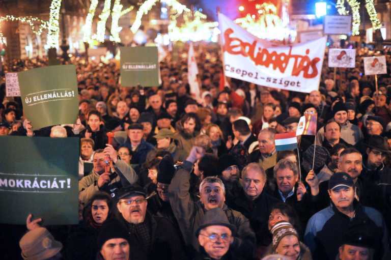 В Венгрии 30 000 человек вышли на митинг против новой конституции. Фото, видео