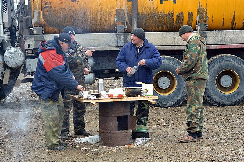 Як витягують потонули вантажівки