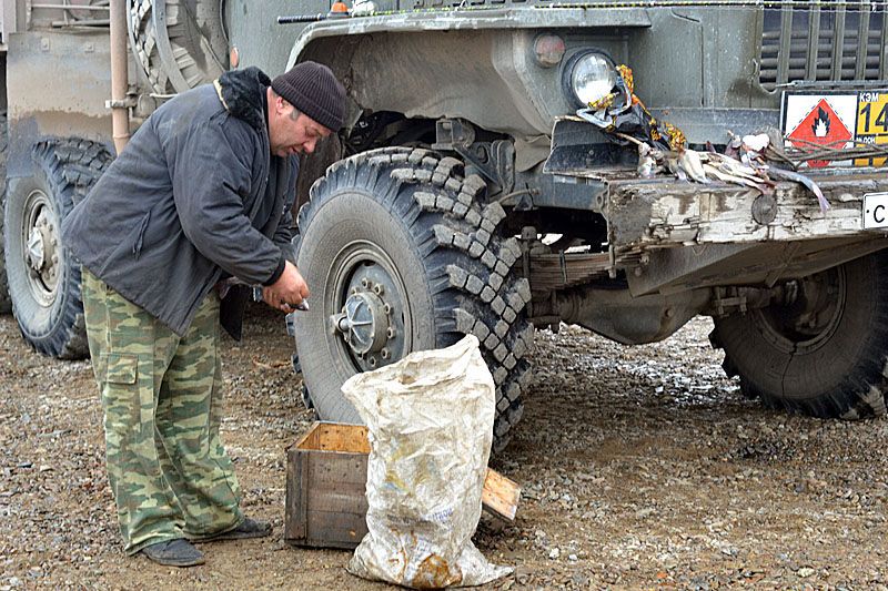 Як витягують потонули вантажівки