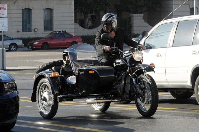 Питт катает Пакса на мотоцикле с коляской.Фото