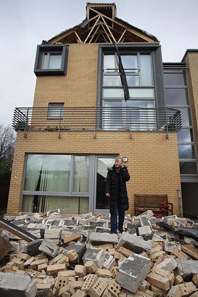 Европа страдает от непогоды: повалены деревья, разбиты автомобили. Фото, видео