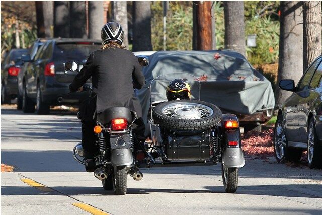 Питт катает Пакса на мотоцикле с коляской.Фото