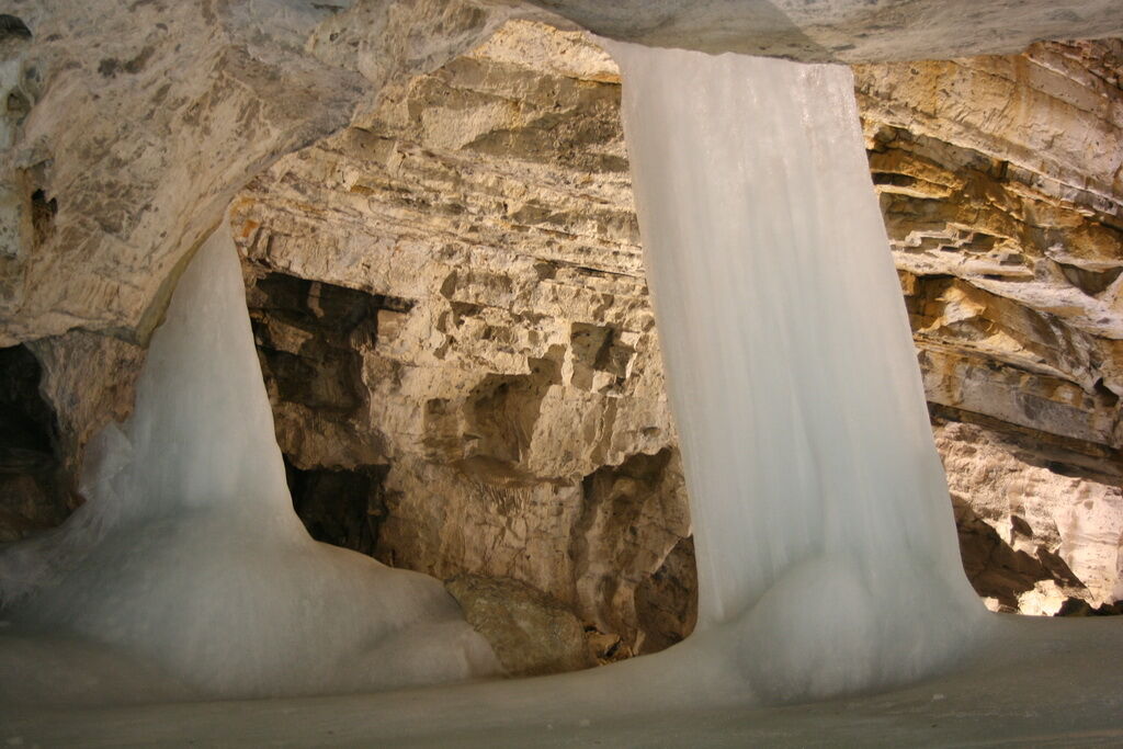 Льодові печери з усього світу