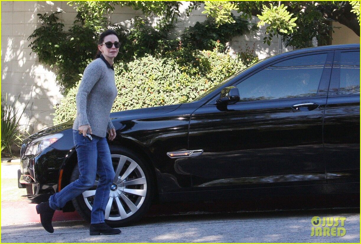 Кокс с семьей идет к авто. Фото