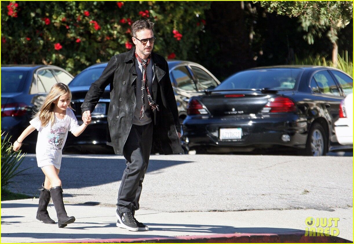 Кокс с семьей идет к авто. Фото