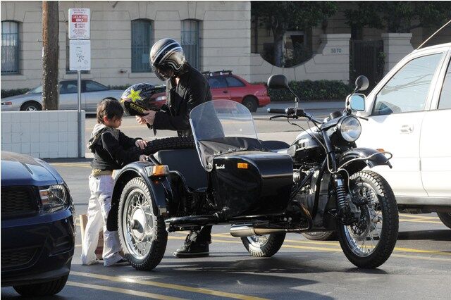 Брэд Питт любит кататься на российском мотоцикле "Урал". Фото