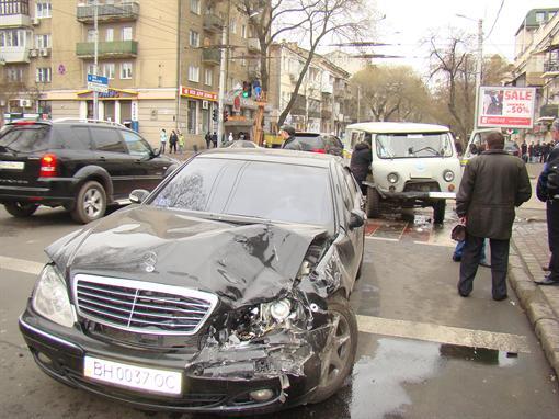 Спешащий на службу батюшка на "Мерседесе" снес почтовый УАЗ. Фото