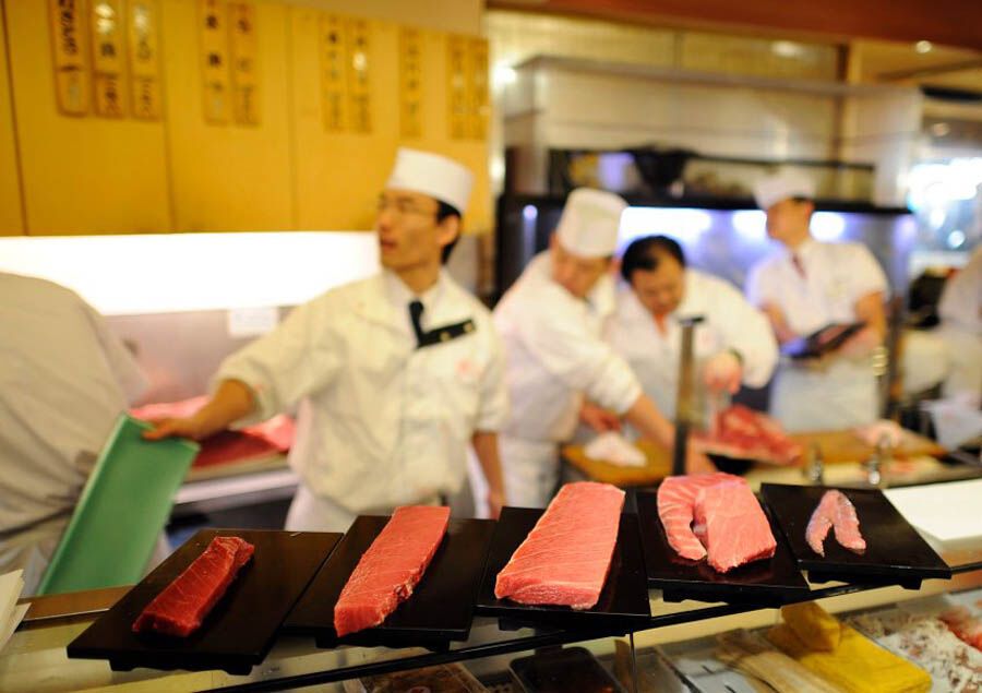 В Японии разделали гигантского тунца за 736 тысяч долларов