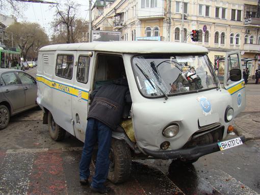 Спешащий на службу батюшка на "Мерседесе" снес почтовый УАЗ. Фото