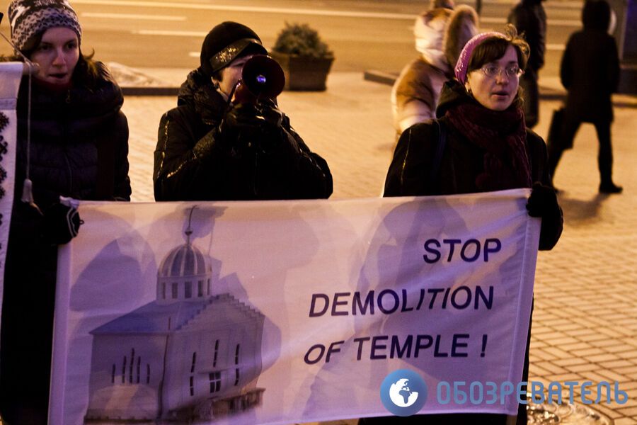 Верующие у стен КМДА требуют сохранить их храм