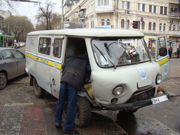 Спешащий на службу батюшка на "Мерседесе" снес почтовый УАЗ. Фото