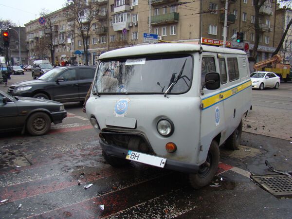 Спешащий на службу батюшка на "Мерседесе" снес почтовый УАЗ. Фото
