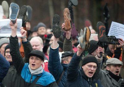 У Німеччині сотні людей з черевиками в руках вимагали відставки президента. Фото