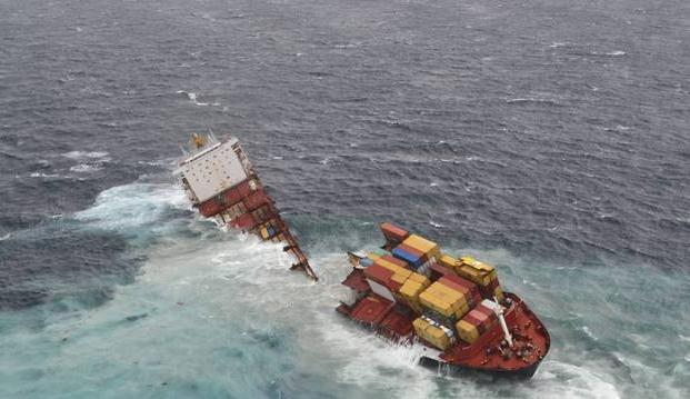 У берегов Новой Зеландии судно раскололось на части во время шторма. Фото