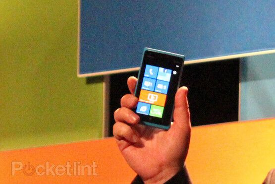 Nokia представила новый флагманский смартфон Lumia 900. Фото 