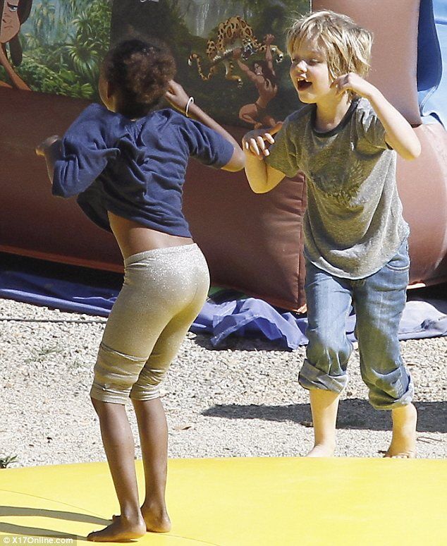 Джоли гуляет с детьми во Франции. Фото