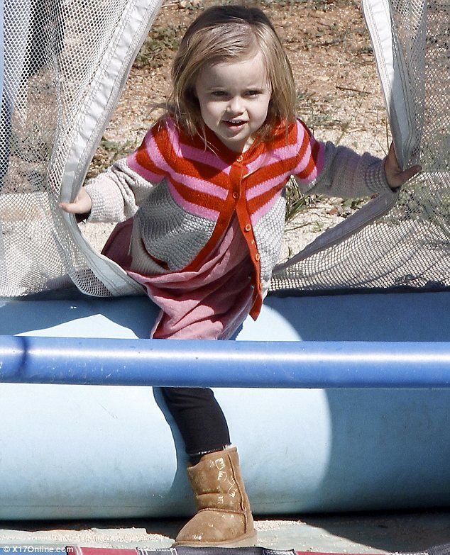 Джоли гуляет с детьми во Франции. Фото