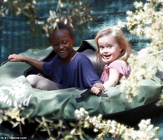 Джоли гуляет с детьми во Франции. Фото