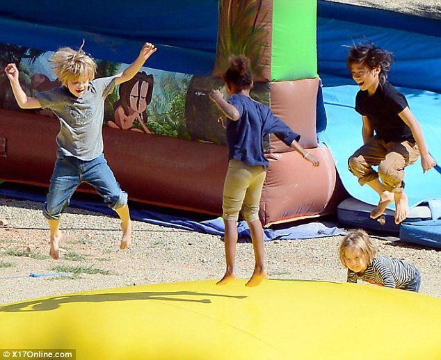 Джоли гуляет с детьми во Франции. Фото