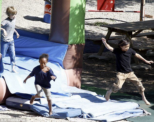 Джоли гуляет с детьми во Франции. Фото