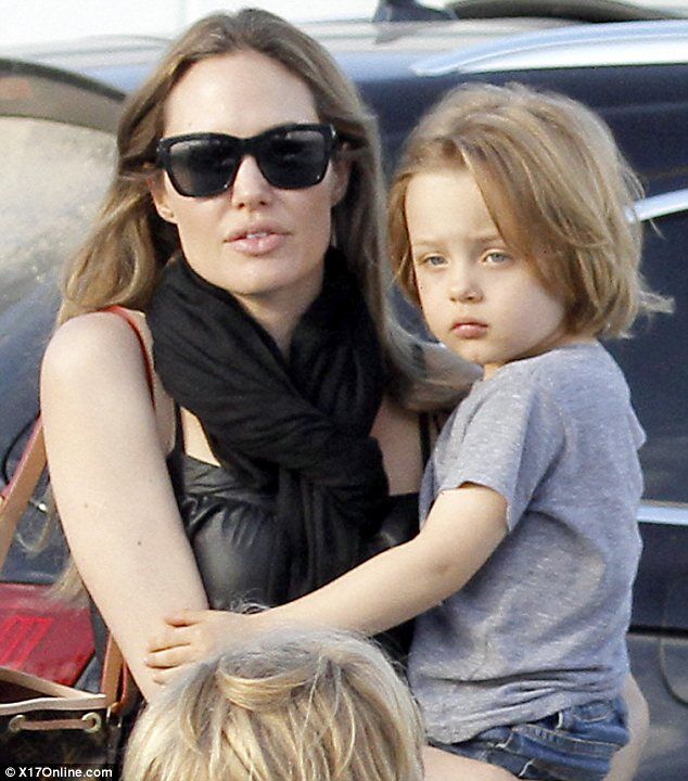 Джоли гуляет с детьми во Франции. Фото