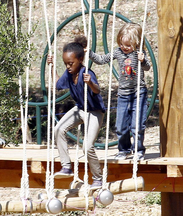 Джоли гуляет с детьми во Франции. Фото