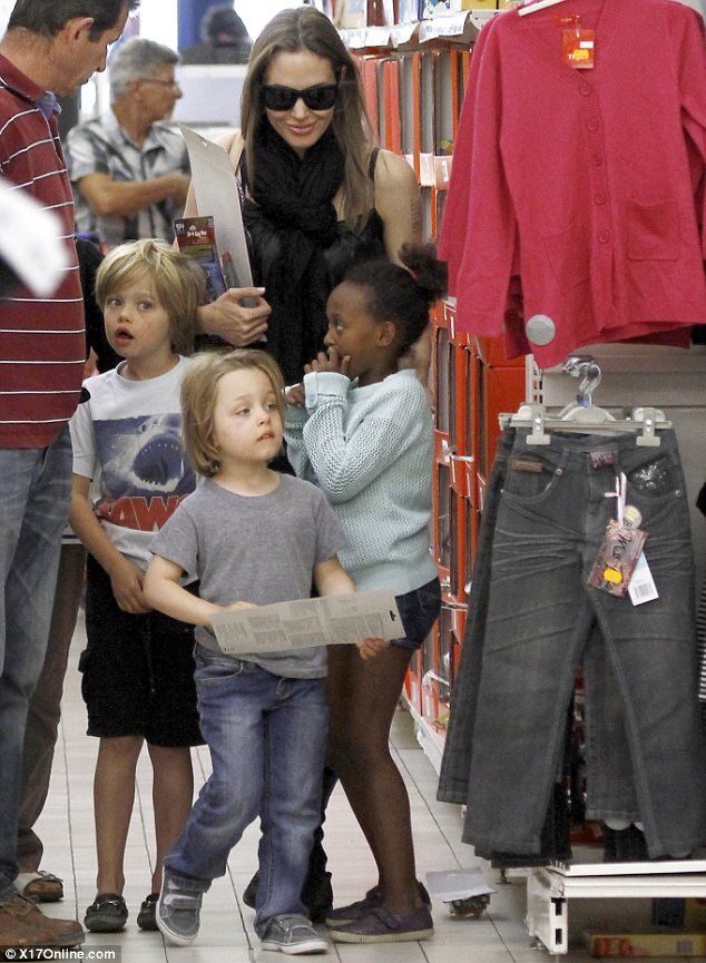 Джоли гуляет с детьми во Франции. Фото