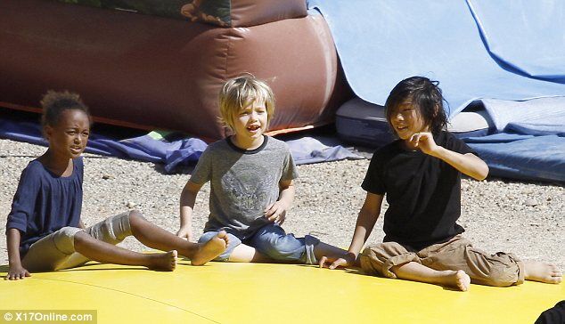 Джоли гуляет с детьми во Франции. Фото