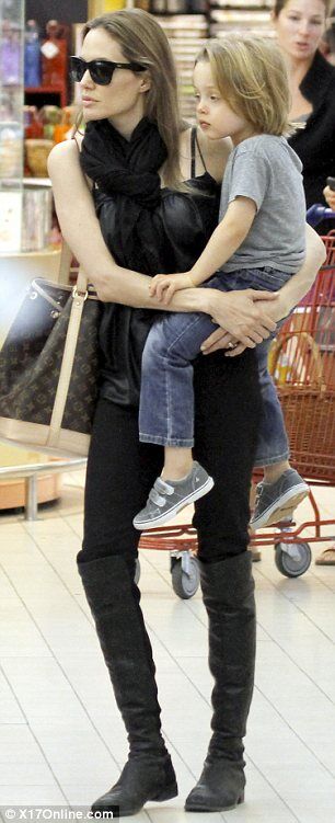 Джоли гуляет с детьми во Франции. Фото