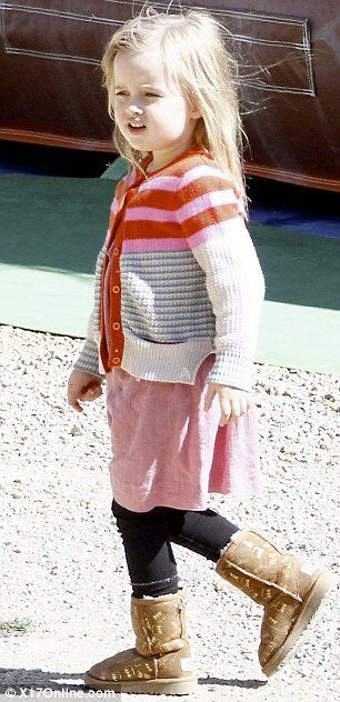 Джоли гуляет с детьми во Франции. Фото