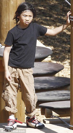 Джоли гуляет с детьми во Франции. Фото