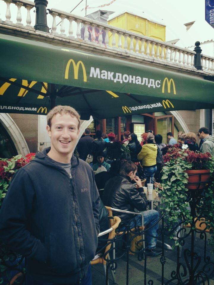 Цукерберг постоял в очереди в московском "Макдональдсе"