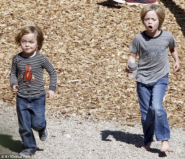 Джоли гуляет с детьми во Франции. Фото