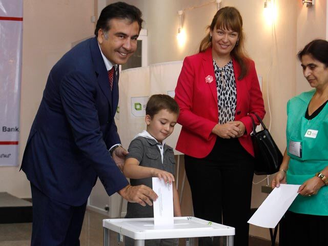 На выборах в Грузии аншлаг - очереди и нехватка бюллетеней