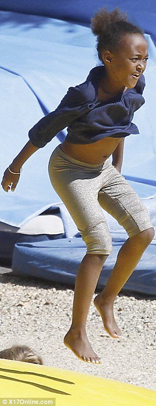 Джоли гуляет с детьми во Франции. Фото