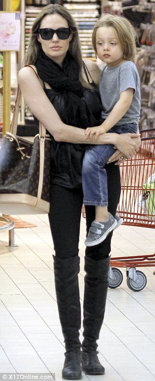 Джоли гуляет с детьми во Франции. Фото