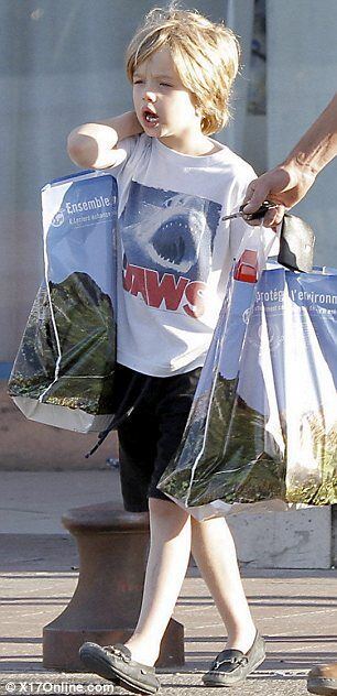 Джоли гуляет с детьми во Франции. Фото