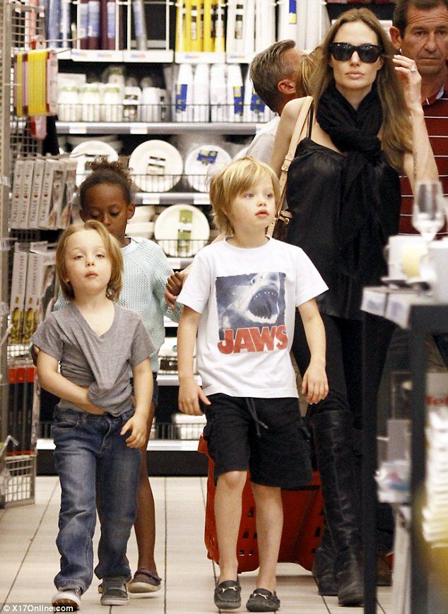 Джоли гуляет с детьми во Франции. Фото